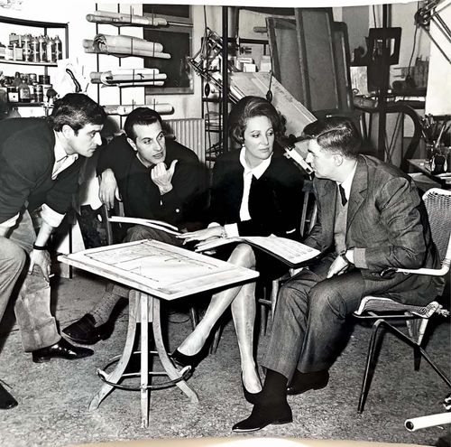Foto con Luciana Novaro, Gianni Polidori, Nicola Rescigno e Peter Hall durante una sessione di lavoro dedicata all’opera Giulio Cesare