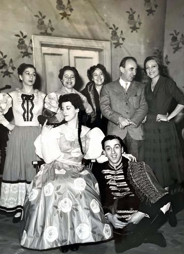 Foto scattata dopo la rappresentazione dell’opera Mavra, Teatro La Fenice, Venezia, 1965